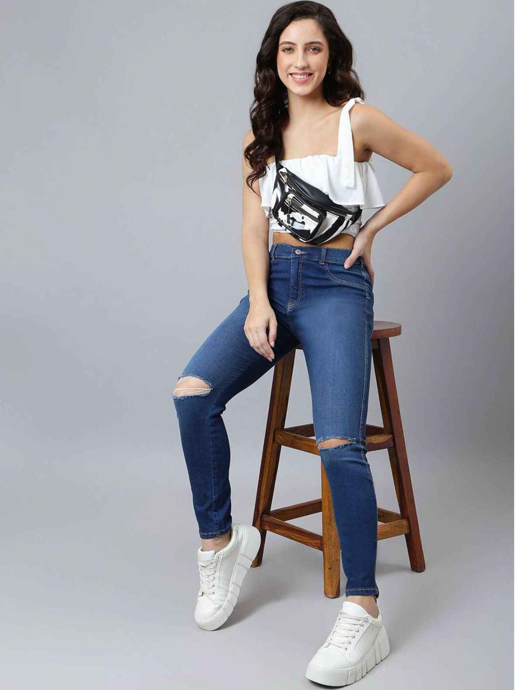 Women Skinny Fit High-Rise Slash Knee Light Fade Stretchable Jeans
