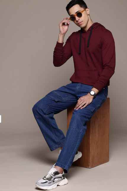 Roadster Solid Regular Fit Kangaroo Pocket Hooded Sweatshirt